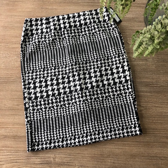 Worthington Dresses & Skirts - Houndstooth pencil skirt by Worthington